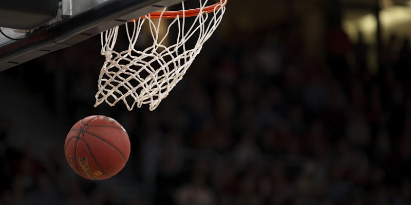 NBA篮球比赛直播画面 - 湖人队与勇士队季后赛对决